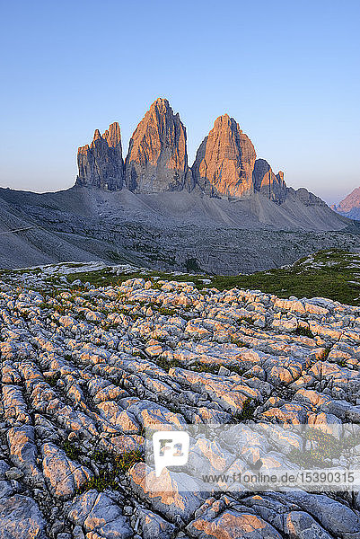 Italien  Sextner Dolomiten  Drei Zinnen bei Sonnenaufgang  Naturpark Drei Zinnen  Unesco-Weltnaturerbe