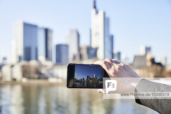 Deutschland Frankfurt Handfotografieren des Finanzdistrikts mit dem Handy