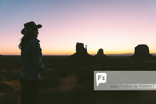 USA  Utah  Monument Valley  glückliche Frau beim Sonnenaufgang