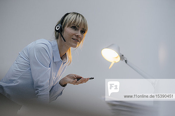 Geschäftsfrau bei einer Telefonkonferenz mit Headset