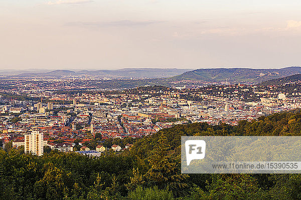 Deutschland  Baden-Württemberg  Stuttgart  Stadtbild mit Fernsehturm am Abend  Blick von Birkenkopf