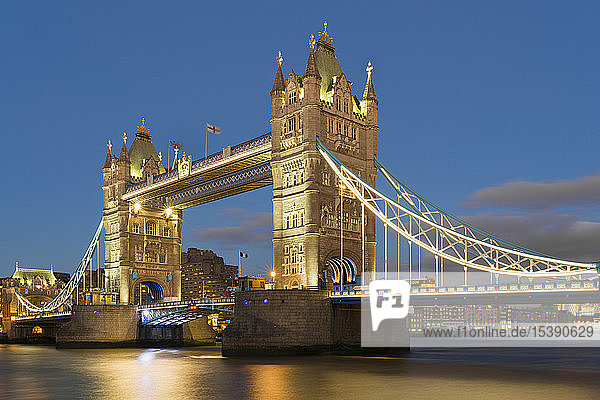 Großbritannien  London  Tower Bridge bei Nacht