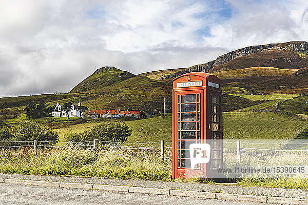 Vereinigtes Königreich  Schottland  rote Telefonzelle auf dem Land auf der Isle of Skye