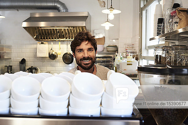 Porträt eines lächelnden Barista in einem Café