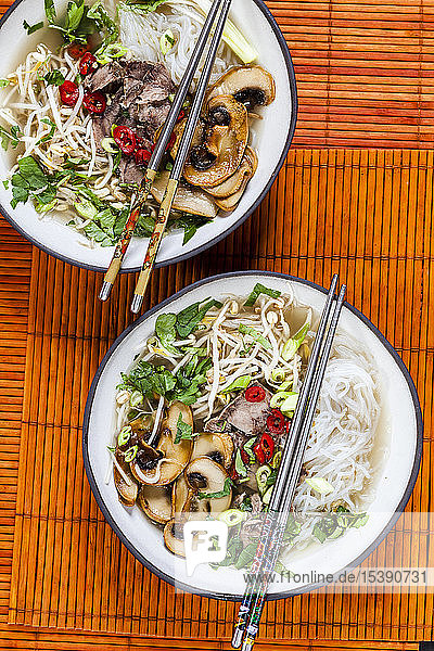 Vietnamesische Reisnudelsuppe mit Champignons und Rindfleisch
