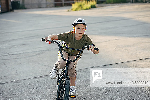 Junge auf bmx-Fahrrad