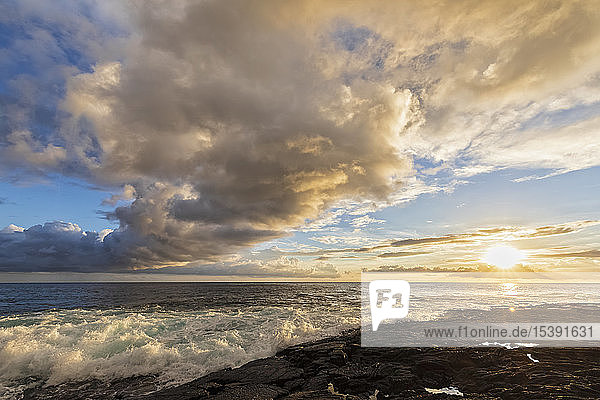 USA  Hawaii  Big Island  Pu'uhonua o Honaunau-Nationalpark  Lavaküste bei Sonnenuntergang