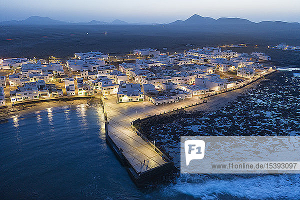 Spanien  Kanarische Inseln  Lanzarote  Caleta de Famara  Abenddämmerung  Luftaufnahme