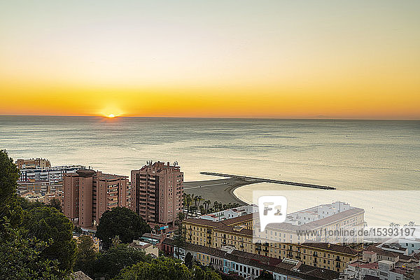 Spanien  Malaga  Blick vom Aussichtspunkt Gibralfaro am Schloss bei Sonnenaufgang