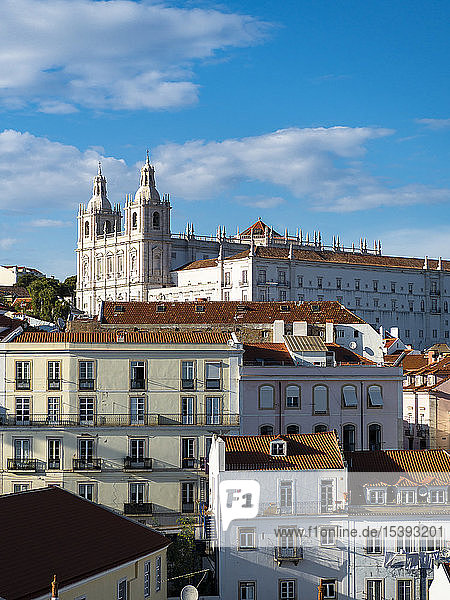 Portugal  Lissabon  Alfama  Blick vom Miradouro de Santa Luzia über den Bezirk mit dem Kloster Sao Vicente de Fora