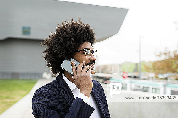 Spanien  Barcelona  Porträt eines Geschäftsmannes am Mobiltelefon in der Stadt