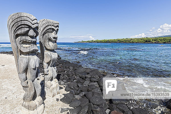 USA  Hawaii  Big Island  Pu'uhonua o Honaunau National Park  Statues Protector kii