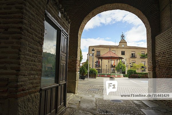 Through Arco De Alcocer of Arévalo we see the roundabout of the musicians and the facade of the town hall