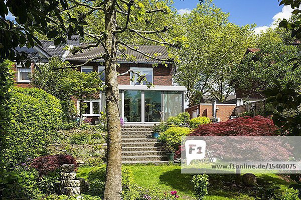 Oberhausen Sterkrade residential house with winter garden single-family home row house garden side flower garden rock garden rockery outside staircase perron natural stone stairs D-Oberhausen D-Oberhausen-Sterkrade Lower Rhine Ruhr area North Rhine-Westphalia NRW *** Local Caption ***.