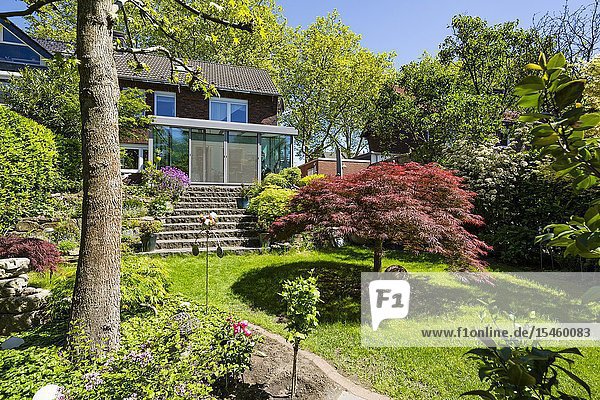 Oberhausen Sterkrade residential house with winter garden single-family home row house garden side flower garden rock garden rockery outside staircase perron natural stone stairs D-Oberhausen D-Oberhausen-Sterkrade Lower Rhine Ruhr area North Rhine-Westphalia NRW *** Local Caption ***.