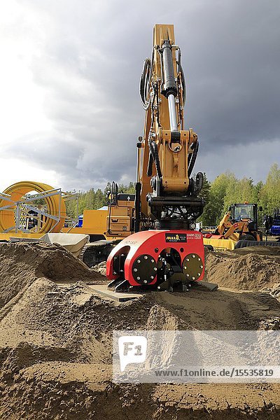Hyvinkaa  Finland. September 6  2019. Operator working with ALLU Proline 1500HD compactor mounted to Cat hydraulic excavator on Maxpo 2019. Credit: Taina Sohlman