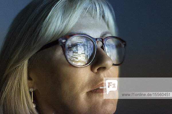 Nahaufnahme Spiegelung des Computerbildschirms in der Brille einer fokussierten Geschäftsfrau
