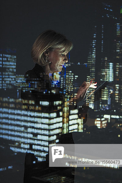 Doppelbelichtung Geschäftsfrau mit Smartphone gegen Hochhaus Lichter in der Nacht