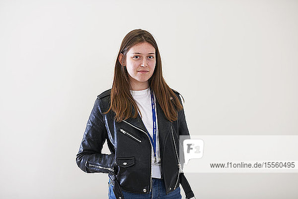 Porträt selbstbewusste junge Frau in Lederjacke