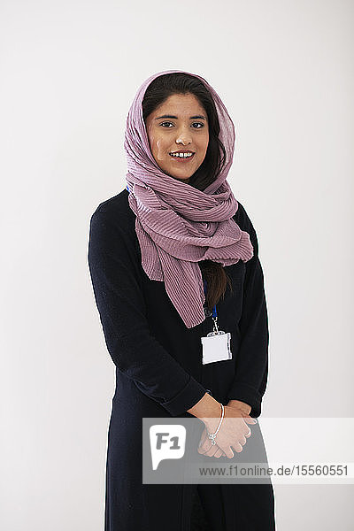 Porträt selbstbewusste junge Frau mit Hidschab
