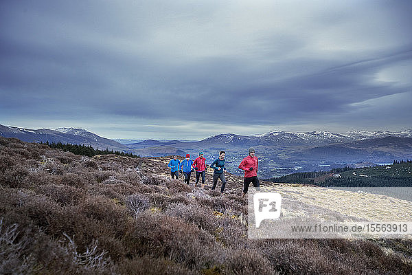 Freunde joggen auf dem Bergweg