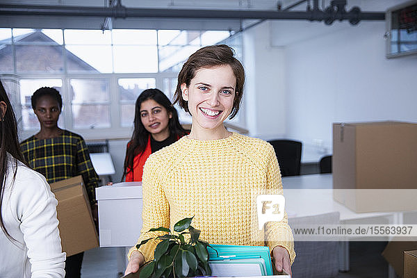 Porträt einer selbstbewussten Geschäftsfrau beim Umzug in ein neues Büro