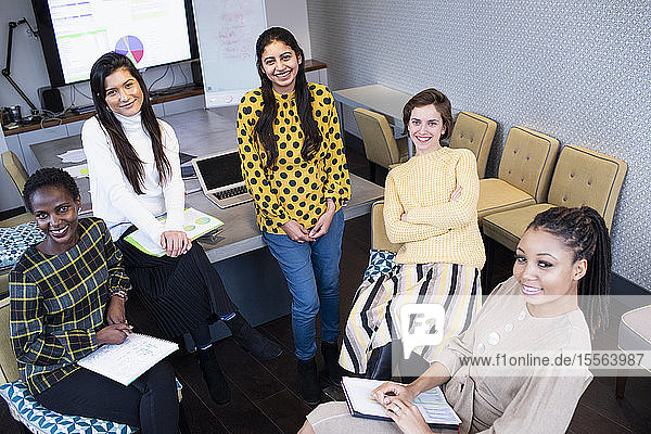 Porträt selbstbewusster Geschäftsfrauen in einer Konferenzraumbesprechung