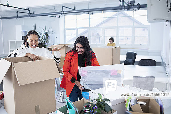 Geschäftsfrauen packen aus  ziehen in ein neues Büro