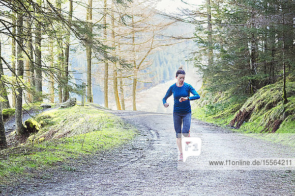 Frau joggt im Wald