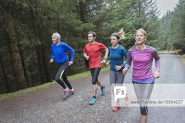 Familie joggt im Wald
