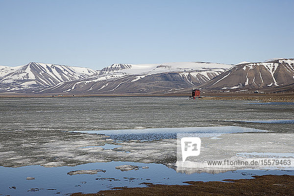 Europa  Norwegen  Spitzbergen  Svalbard  Longyearbyen  Blick auf den Stausee mit schneebedeckten Bergen