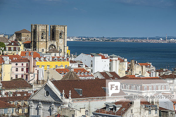 Hochwinkelansicht der Stadt am Fluss vor blauem Himmel  Lissabon  Portugal