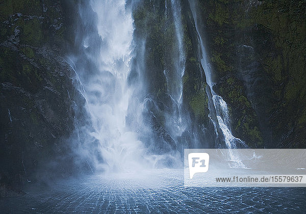 Neuseeland  Südinsel  Blick auf den Wasserfall