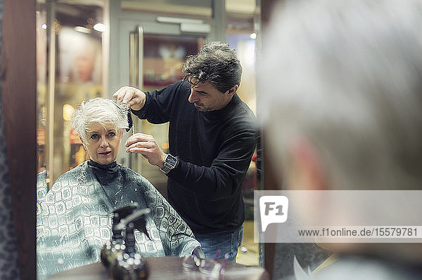 Ältere Frau bekommt neuen Haarschnitt