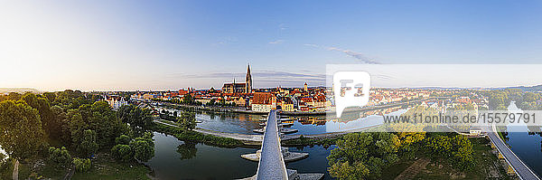Panoramaaufnahme der Steinbrücke über die Donau in Regensburg  Bayern  Deutschland