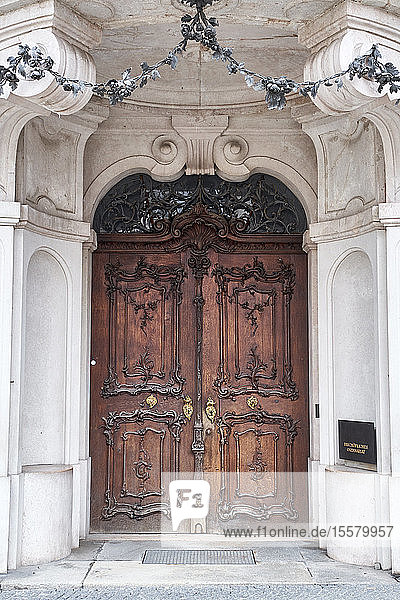 Geschlossene Türen der alten Kirche in Passau