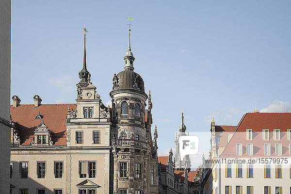 Blick auf das Residenzschloss vor blauem Himmel in Dresden  Sachsen  Deutschland