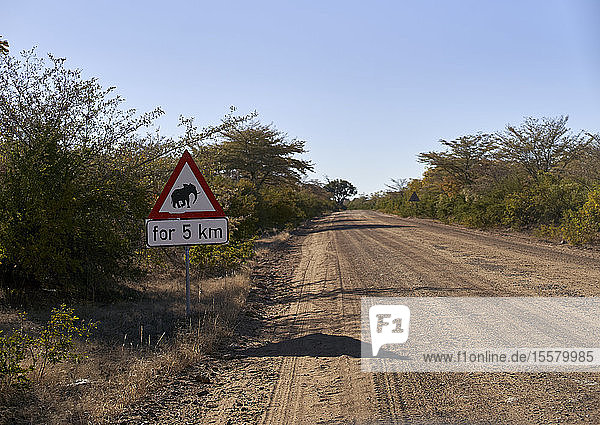 Vorsicht vor Elefantenschildern am Feldweg im Bwabwata-Nationalpark  Namibia