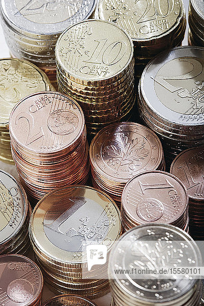 Stapel von Euro-Münzen und Cent  Nahaufnahme