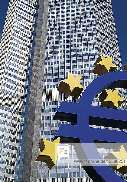Deutschland  Frankfurt  Euroschild-Statue vor dem Wolkenkratzer