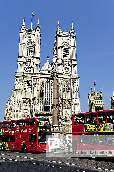 UK  London  rote Busse vor der Westminster Abbey
