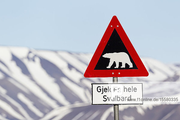 Europa  Norwegen  Spitzbergen  Svalbard  Longyearbyen  Vorsicht Eisbärenschild  Nahaufnahme
