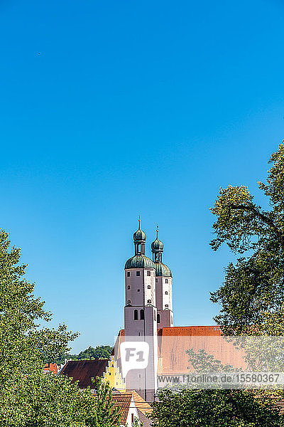 Außenansicht der Pfarrkirche St. Nikolaus vor blauem Himmel in Bayern  Deutschland