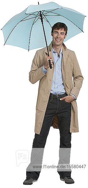 Bildnis eines Mannes im mittleren Erwachsenenalter mit Regenschirm und Trenchcoat