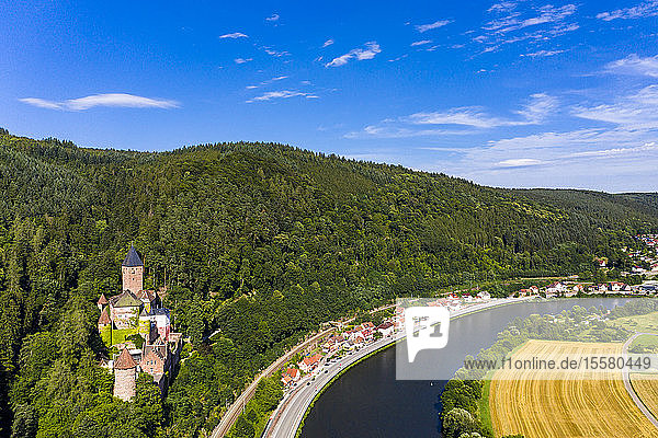 Luftaufnahme der Burg Zwingenberg auf einem Berg am Neckar  Hessen  Deutschland
