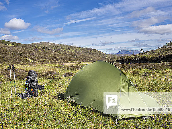 Zelt auf Grasland vor blauem Himmel bei sonnigem Wetter  Schottland  Großbritannien