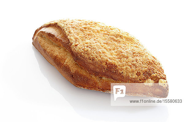 Gouda-Käsebrot auf weißem Hintergrund Nahaufnahme