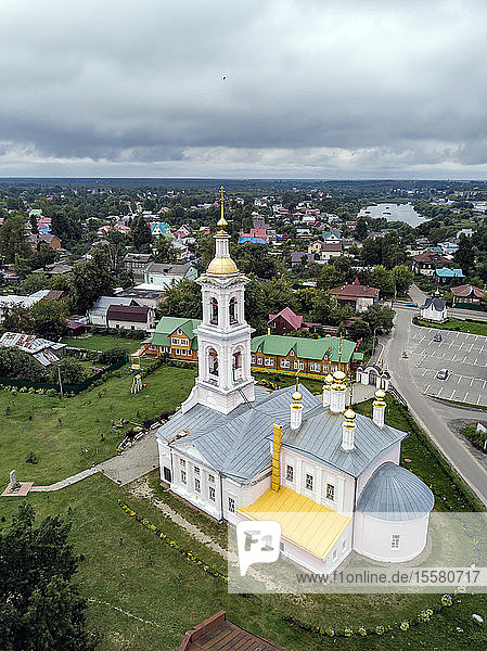 Luftaufnahme der Himmelfahrtskirche gegen bewölkten Himmel bei Kimry  Moskau  Russland
