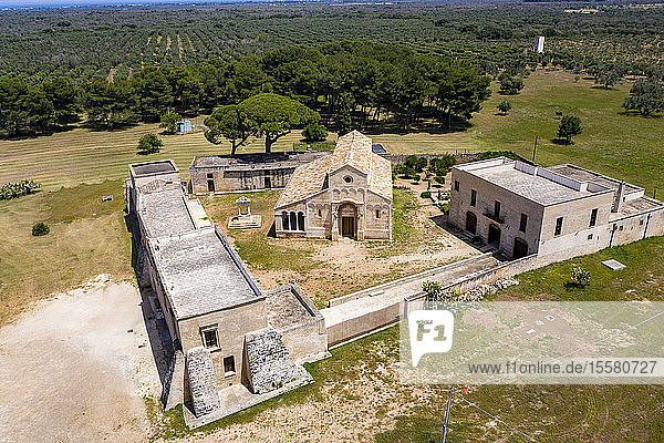 Luftaufnahme von Santa Maria a Cerrate an einem sonnigen Tag, Lecce, Italien
