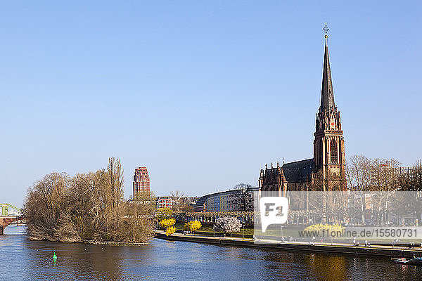 Deutschland  Frankfurt/Main  Blick auf Kirche und Hotel